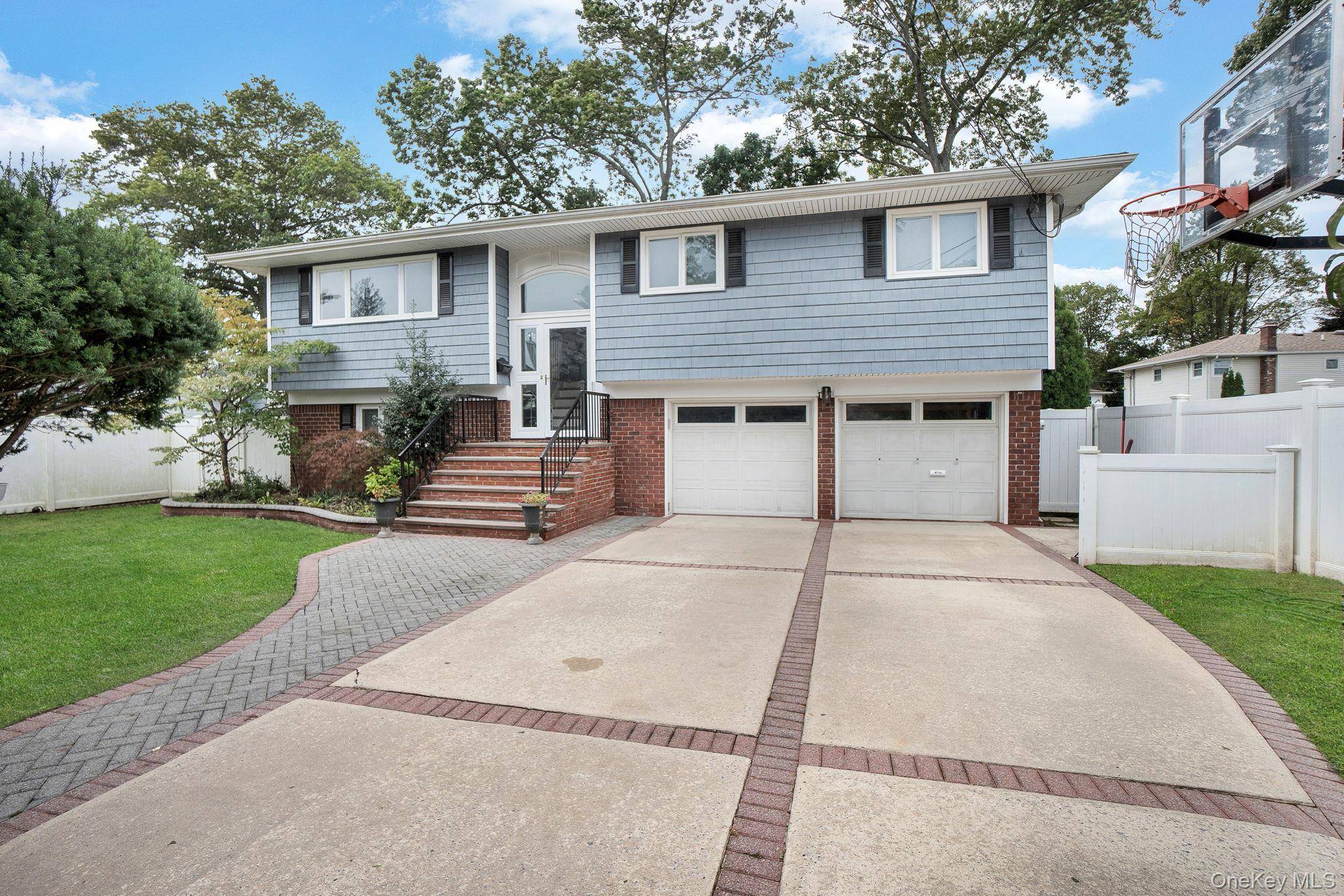 Welcome to 978 Little Whaleneck Road A Beautiful Home in the Heart of North Merrick Nestled in the highly desirable North Merrick community, this spacious and meticulously maintained Hi Ranch ...