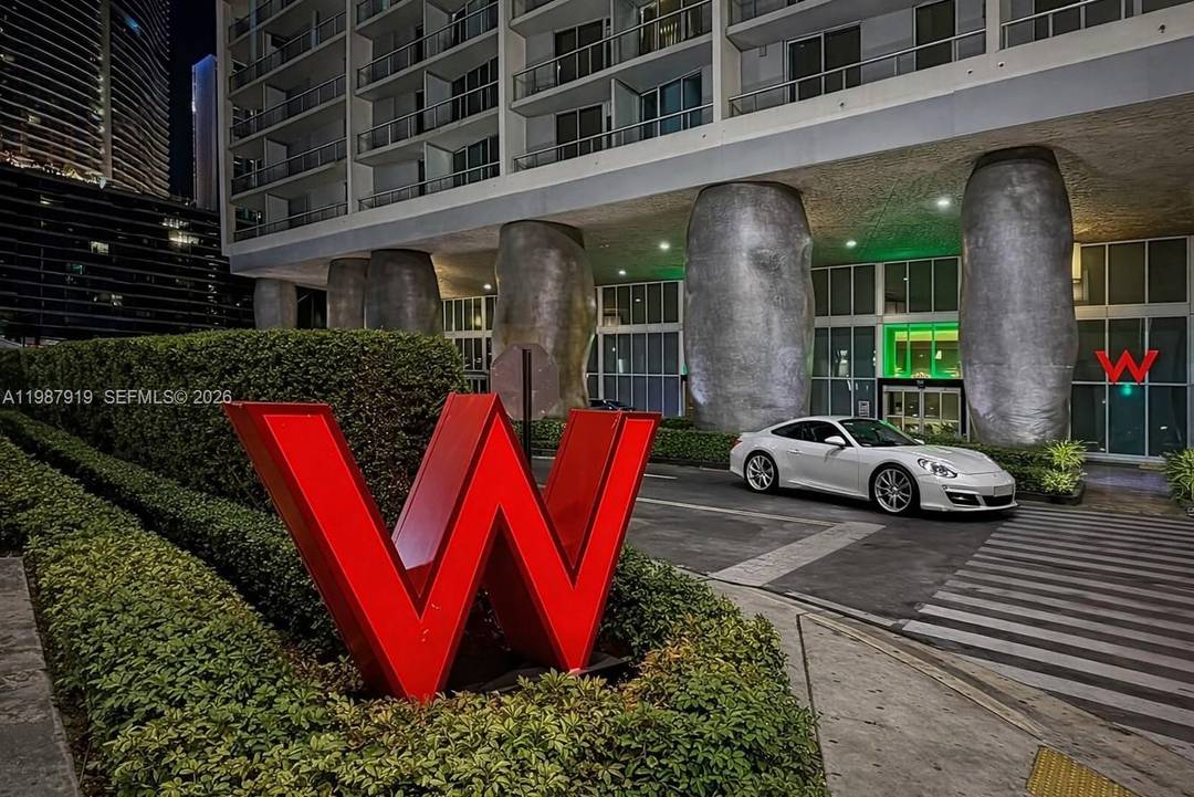 Perched on a prime corner of Icon Brickell Tower III, this exquisite two bedroom, two bathroom residence delivers an unobstructed panorama of Biscayne Bay and the Miami skyline.