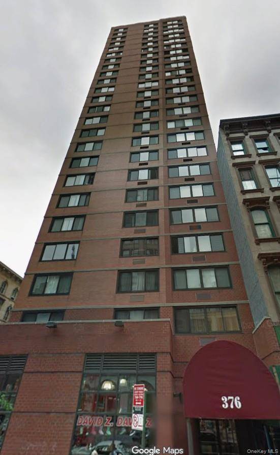 Prime Tribeca Location ! Spacious studio in a full service condo at 376 Broadway with 24 hour doorman, concierge, elevator, and laundry on site.