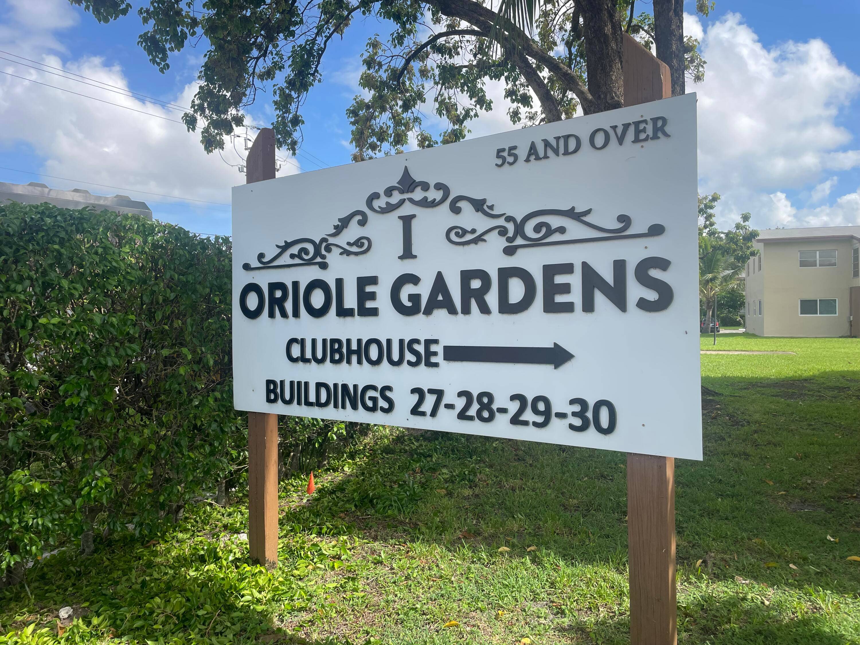 WELL KEPT 2 BEDROOMS, 2 BATH CONDO IN ORIOLE GARDENS.