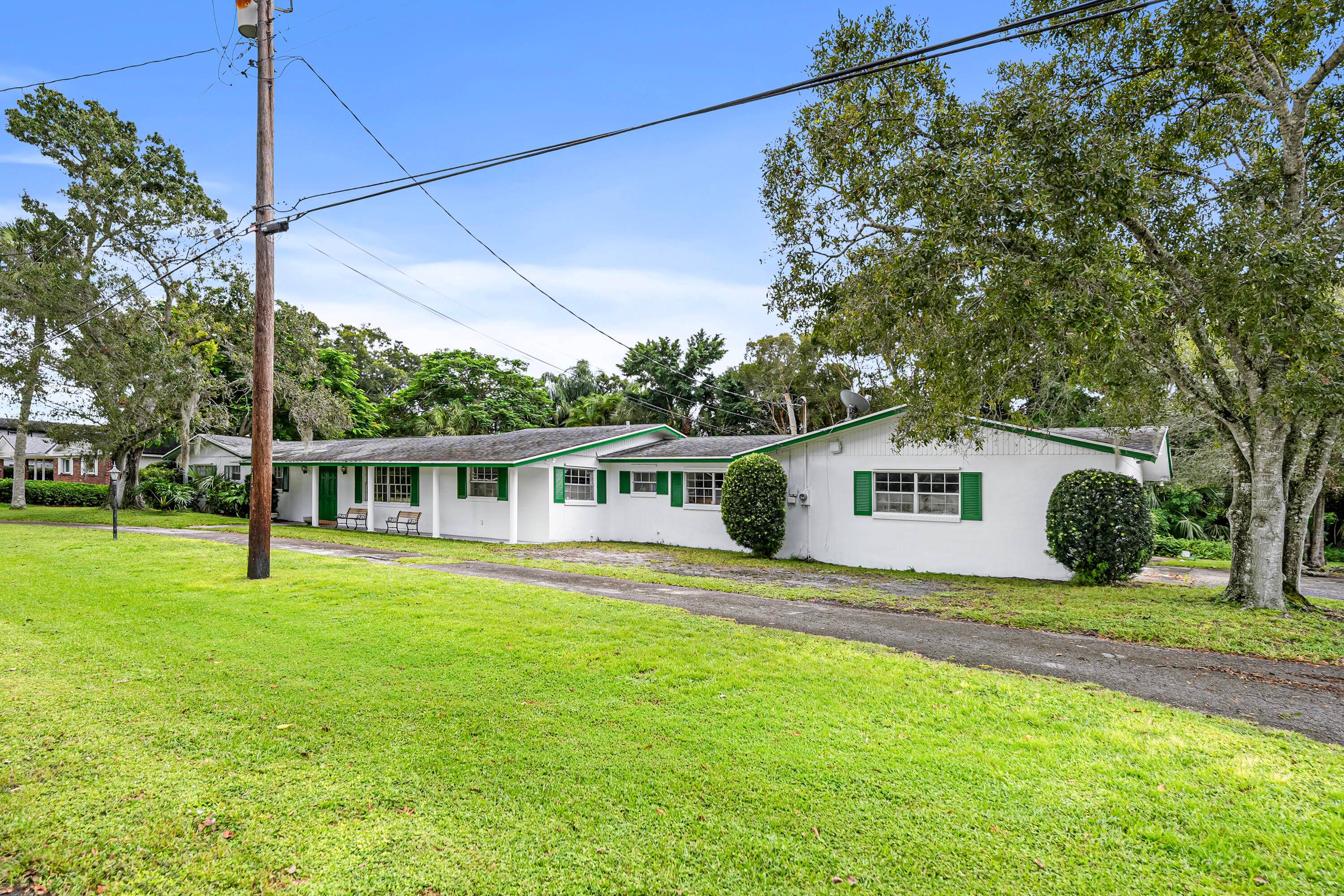 ESTATE SAYS SELL THIS 4 BEDROOM POOL HOME ON OVER 1 2 ACRE IN A GREAT NEIGHBORHOOD TODAY !