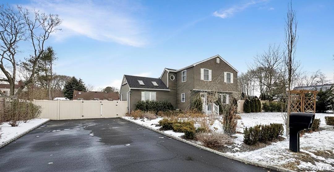 Freshly renovated and in mint condition, this charming Colonial rental offers tons of desirable features.