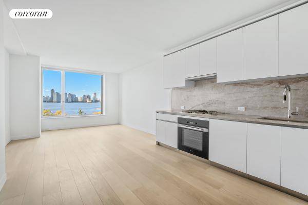 IMMEDIATE OCCUPANCY. 450 WASHINGTON RESIDENCES BY RELATED ON THE TRIBECA WATERFRONT.