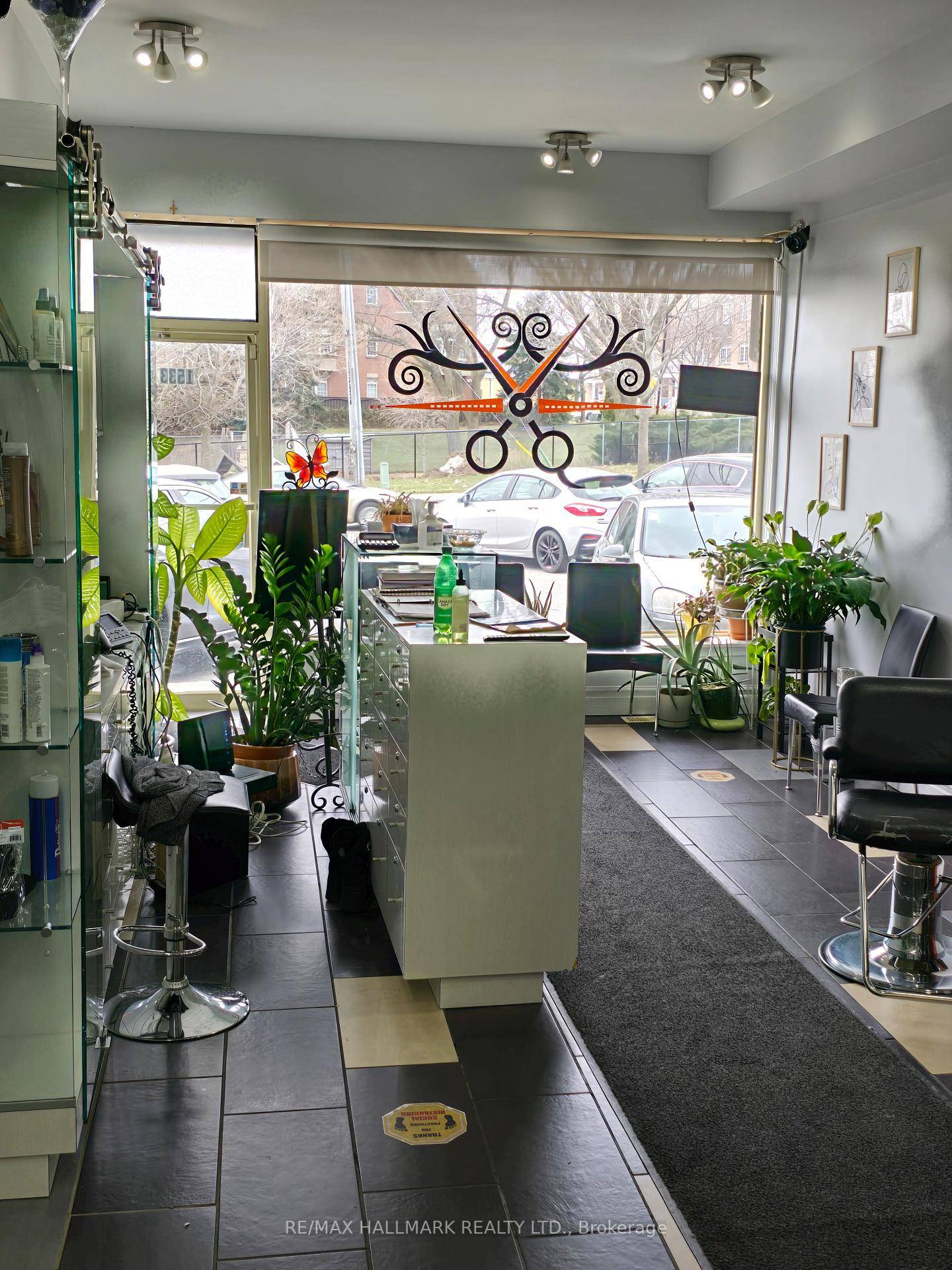 Building For Sale In A Commercial Plaza Which Includes Street Level Retail Unit Which Is Currently A Hair Salon With 971SF.