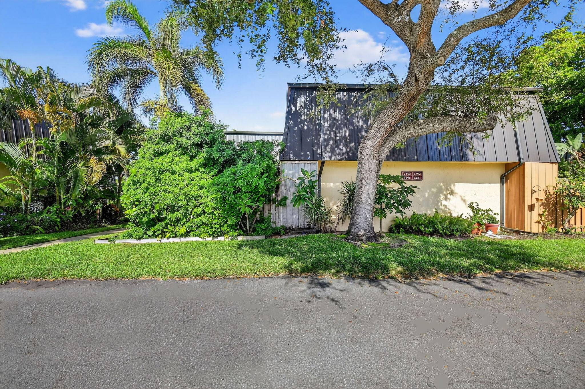 WELCOME TO THIS BEAUTIFUL TOWNHOME.