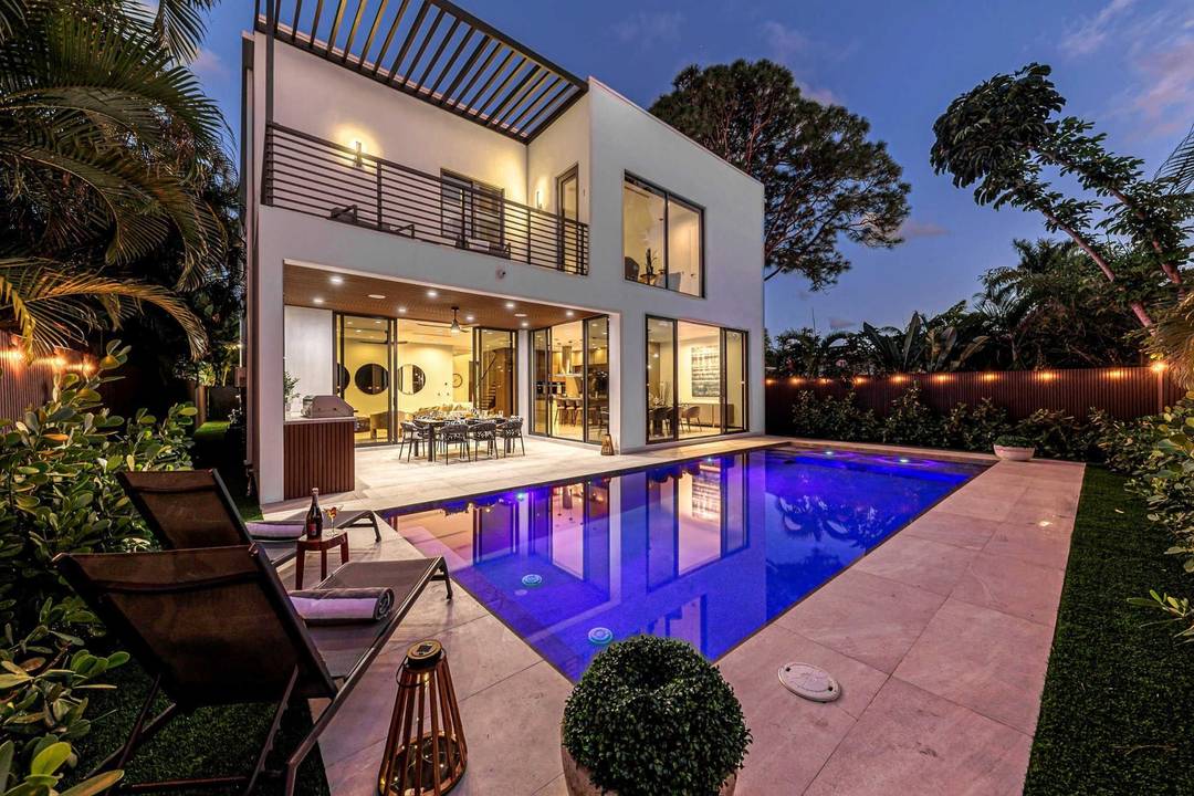 Villa Enclave is a brand new construction LUXE 4 Bedroom all En Suite modern luxury retreat in the heart of Fort Lauderdale, 5 minutes from the vibrant Las Olas, Nightlife, ...