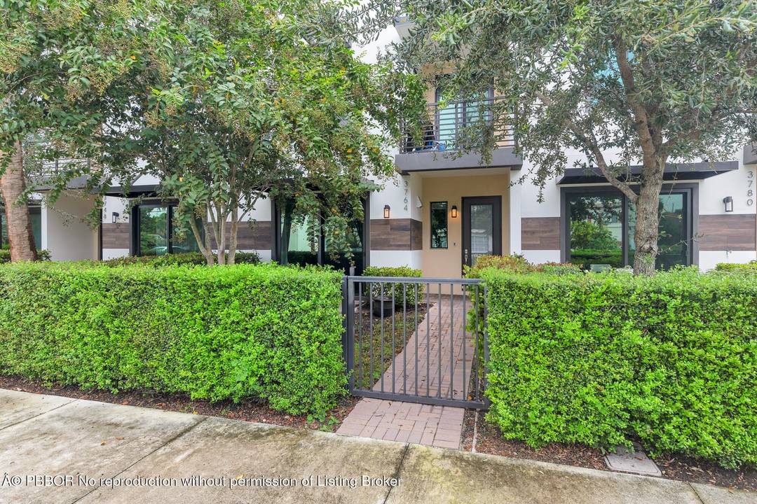 38 SOUTH is an exclusive enclave of eleven luxury townhomes, completed in 2021 and ideally located along the highly coveted Antique Row in West Palm Beach.