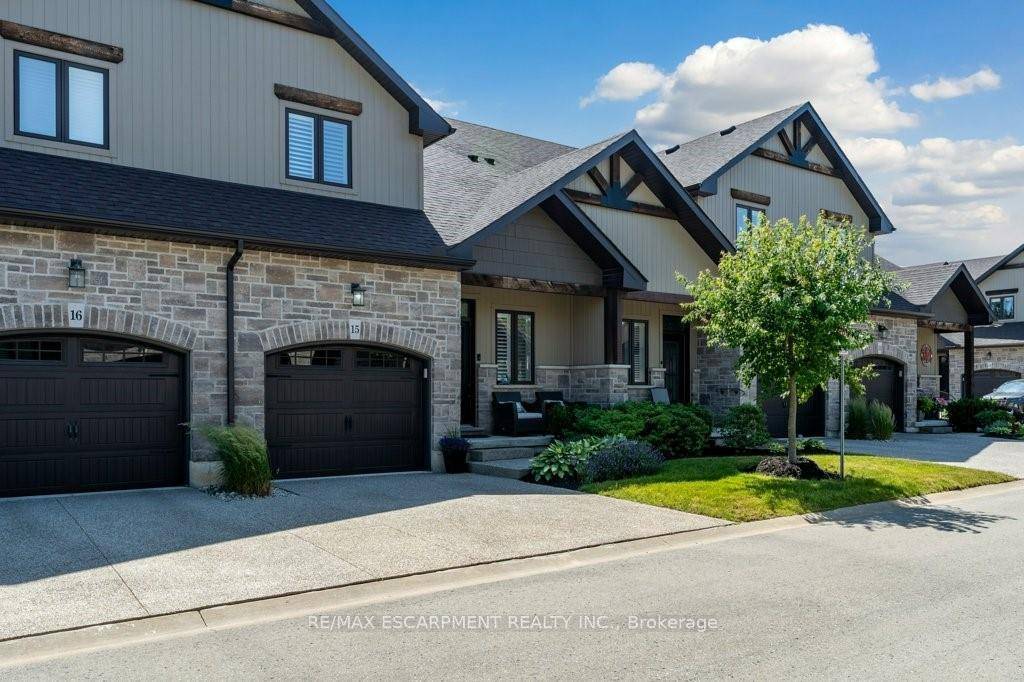 Move to Vineland and come live amongst the vineyards and many wineries !