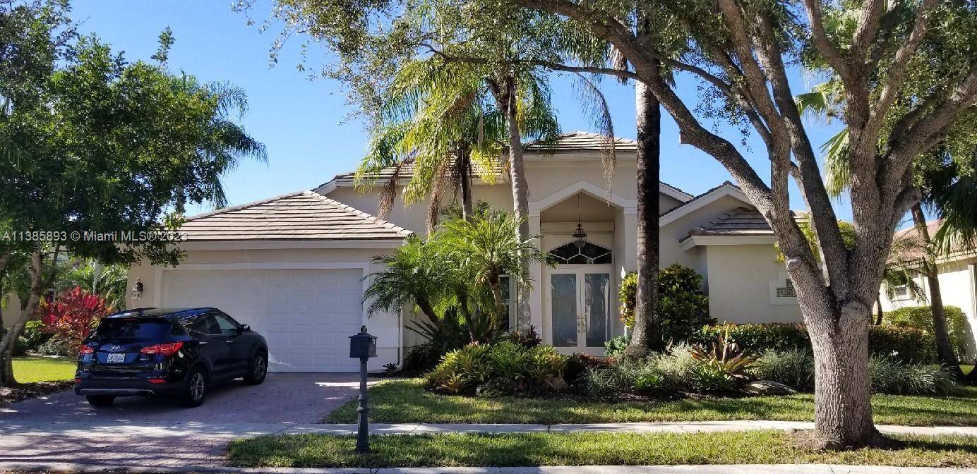 You will love this beautiful house with lots of natural light, 4 bedrooms, 3 full bathrooms, high ceilings, triple split floor plan with family room, living and formal dining room.