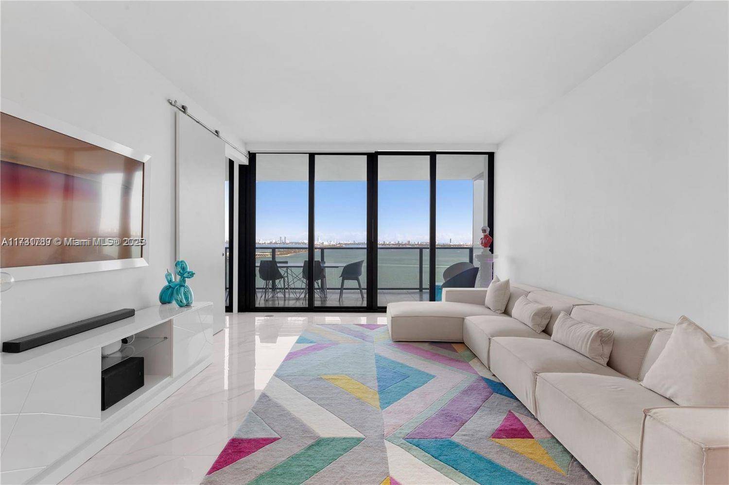 Live the ultimate waterfront lifestyle in Unit 1902 at One Paraiso, Miami s premier luxury tower in Edgewater.