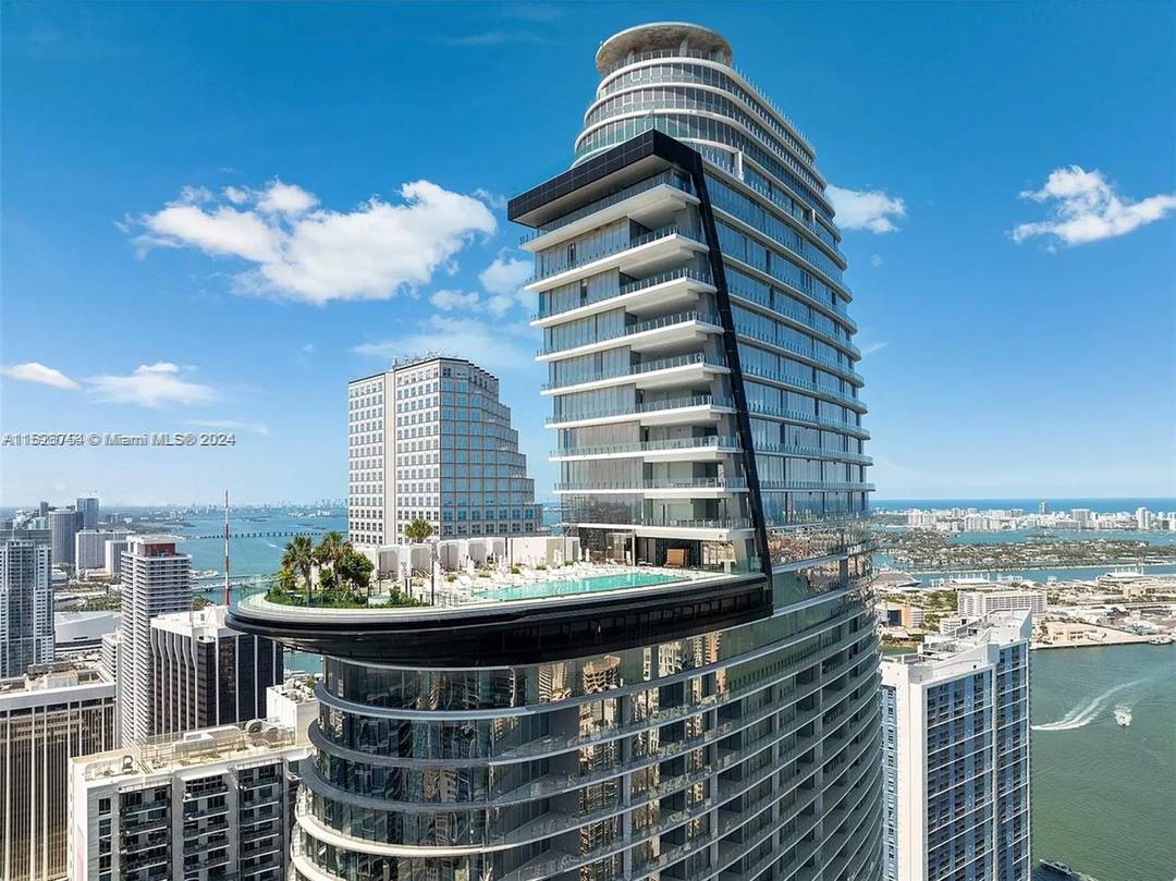 Stunning 2 bedroom, 3 bathroom den unit boasting 1, 829 square feet and an additional 278 square feet private exterior area, breathtaking unobstructed bay and city views through floor to ...