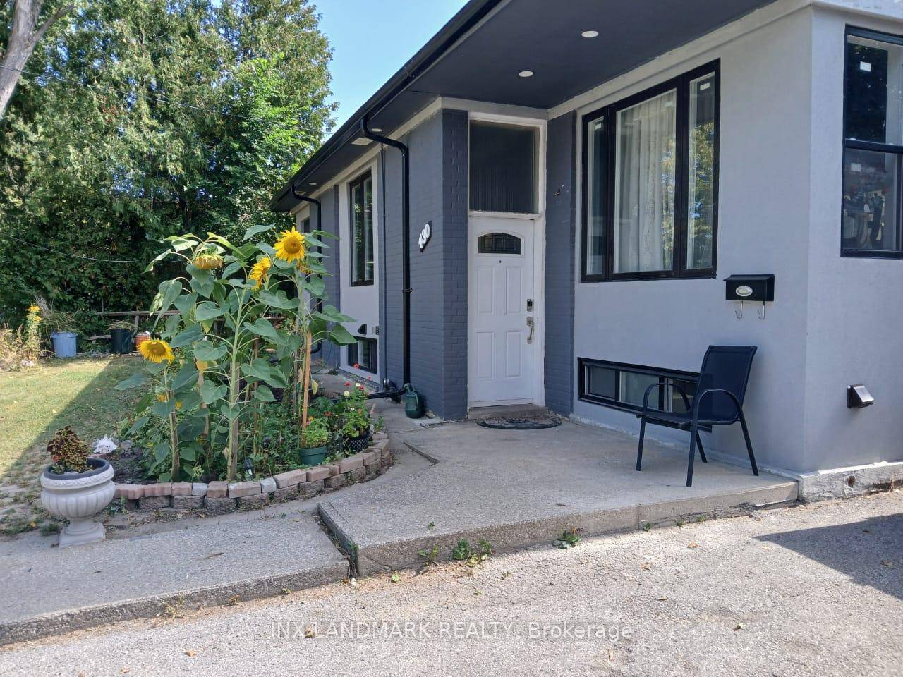 Welcome to this cozy bachelor basement unit located in the heart of Richmond Hill's desirable Crosby area !