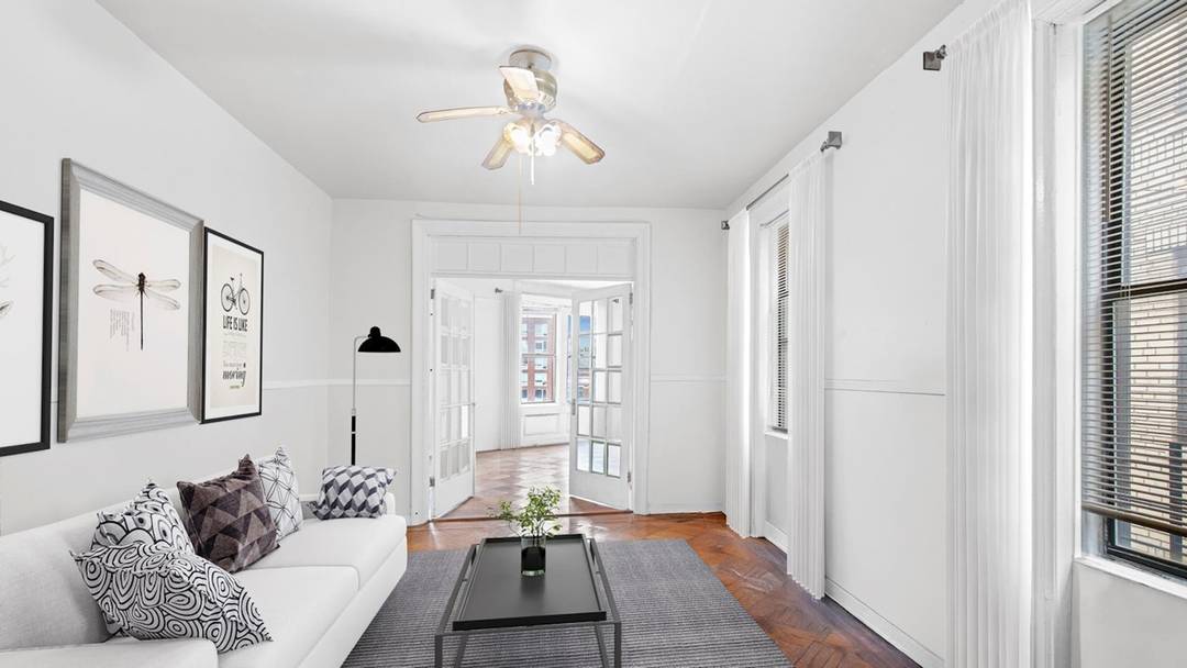 Harlem best location Large two bedroom with an extra room can be used as a third bedroom.
