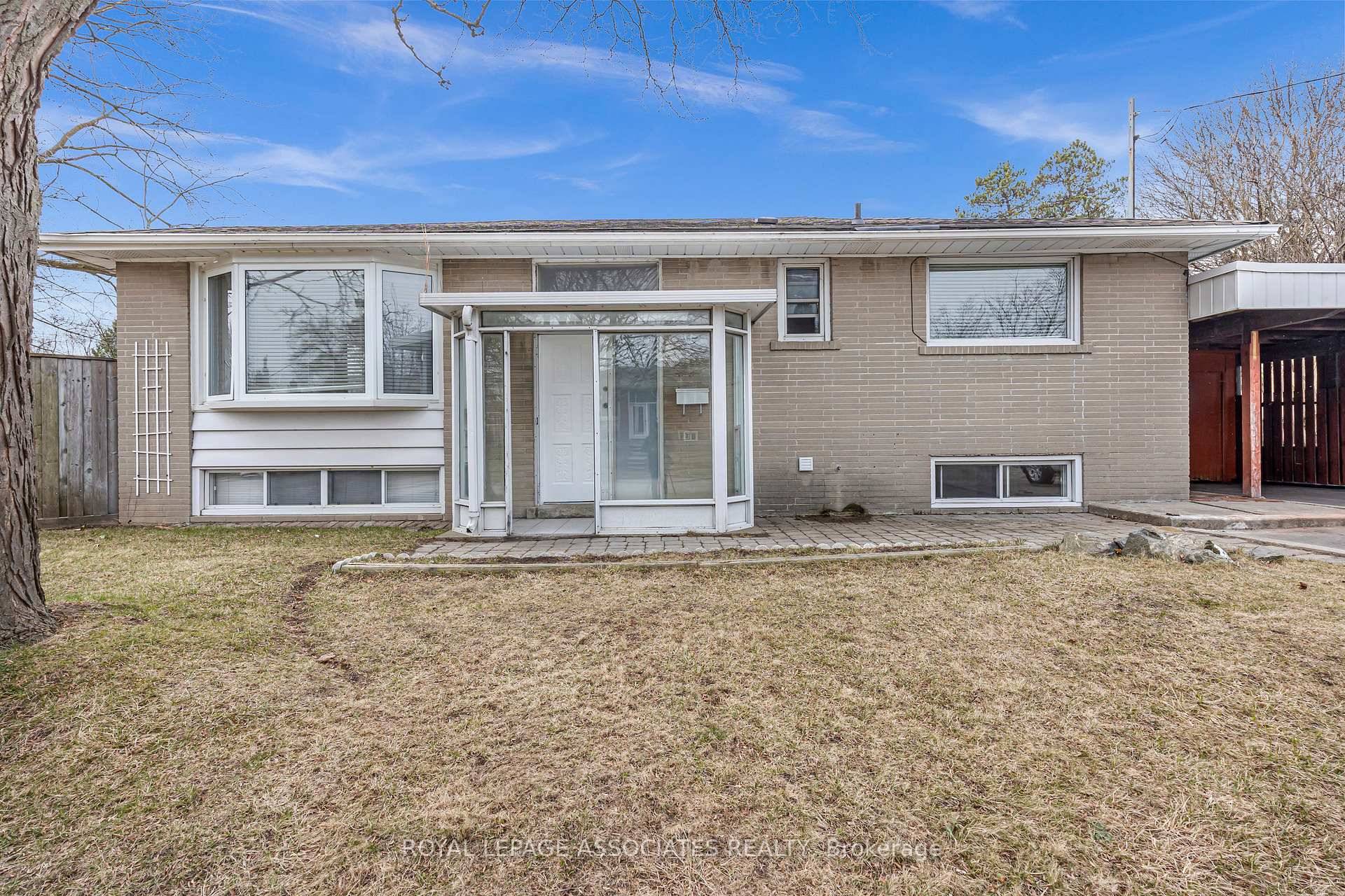 2 Beds Basement Apt in a Beautiful corner Bungalow.