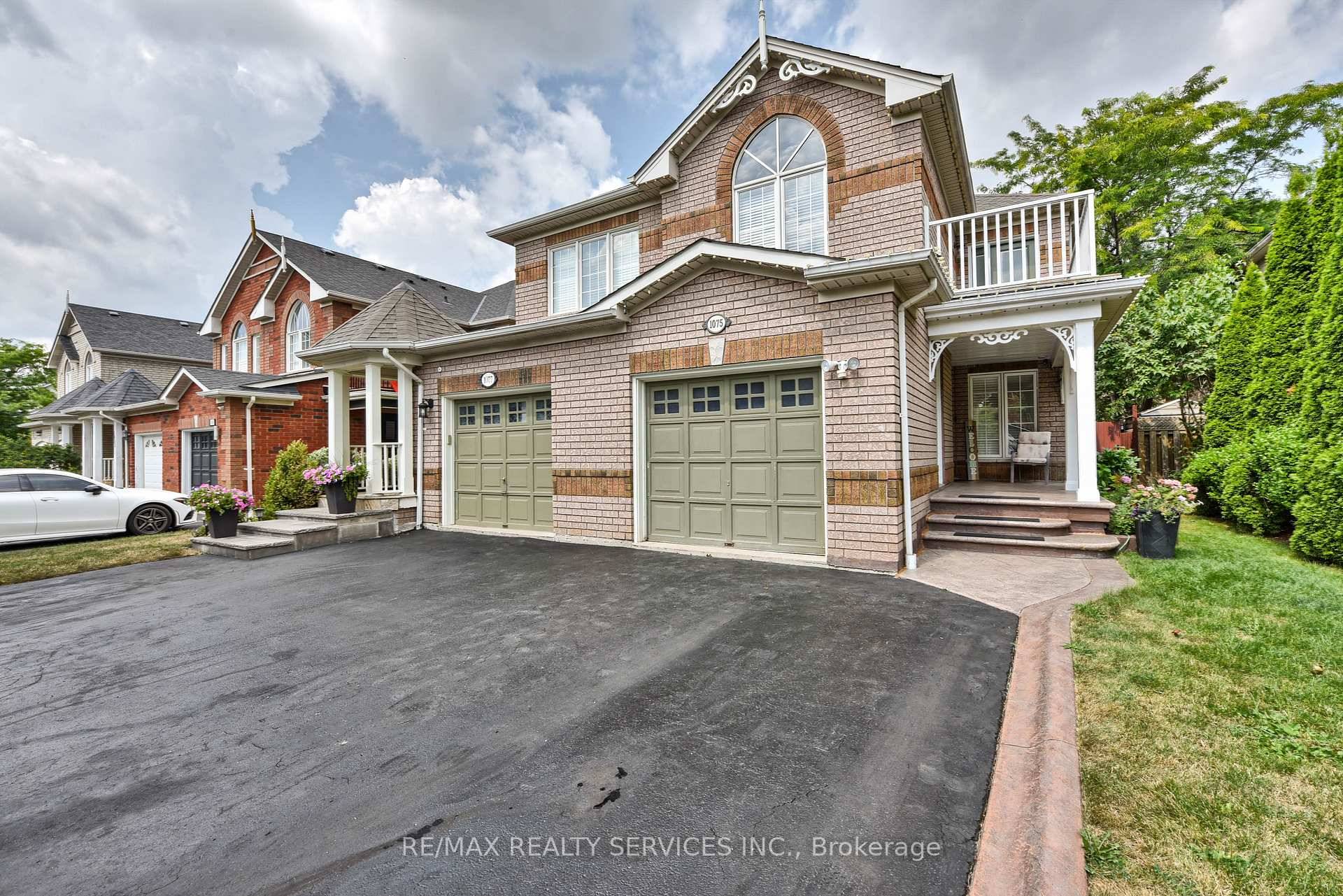 Gorgeous 3 Bedroom with 3 washroom semi detached in very desirable old Meadowvale Village offering a perfect blend and style and functionality.