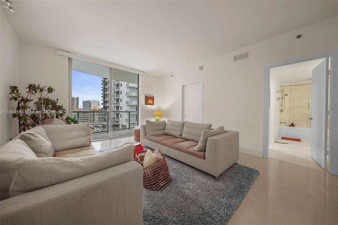 Upgraded 1 bedroom amp ; 1 bath condo at 1060 Brickell.