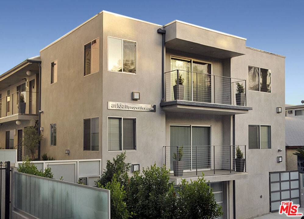1418  N Poinsettia Pl 2BR Hollywood Hills East La
