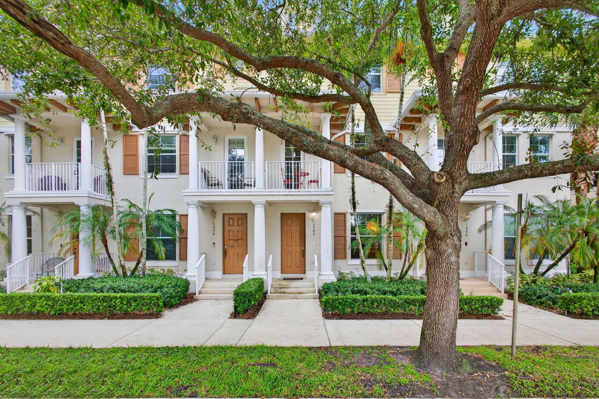 Spacious Abacoa townhome 1 2 mile from Roger Dean Stadium !
