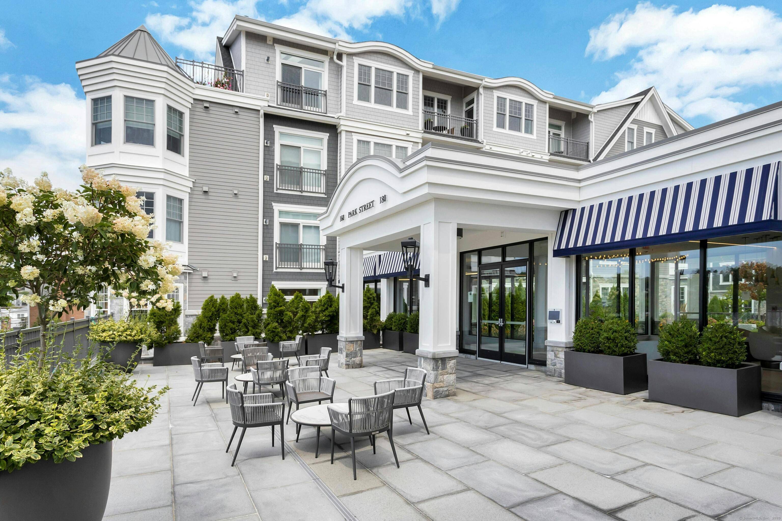 Experience a new vision of sophisticated single level living at the Vue New Canaan, an exciting new premier luxury condominium community located in the heart of New Canaan.