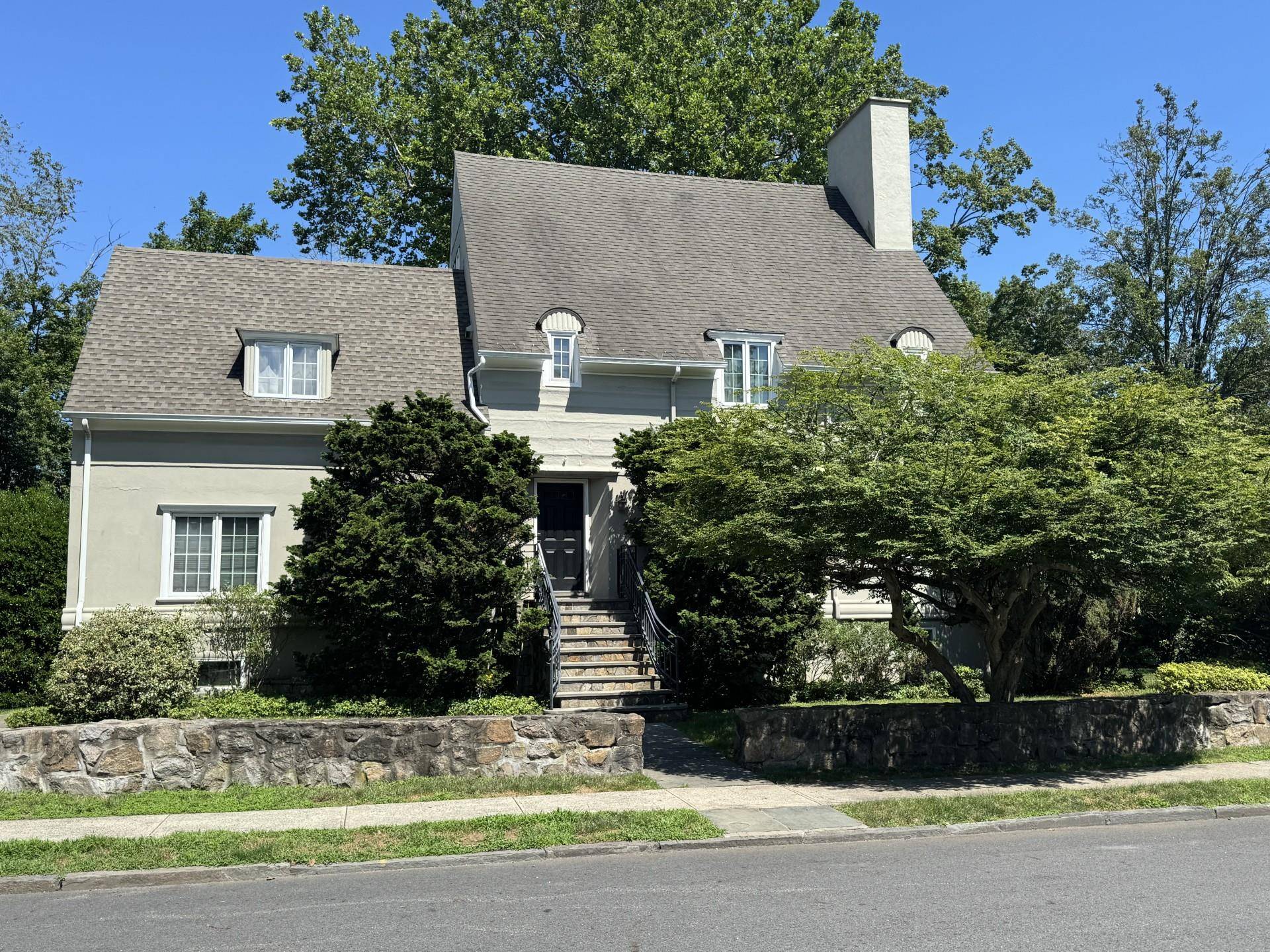 You can't get more convenient than this in such an idyllic neighborhood setting !