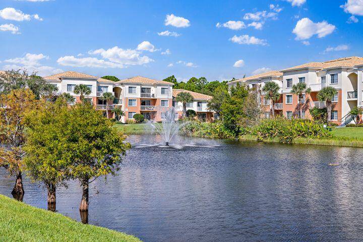 Beautifully Bright 2 Bedroom Condo with Pool Views in Prime Location.