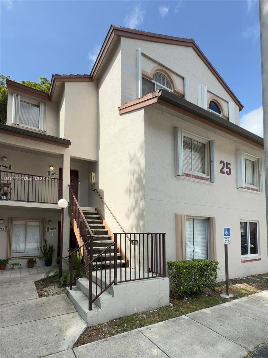Beautiful townhouse style apartment offering 3 spacious bedrooms and 2 fully remodeled bathrooms.