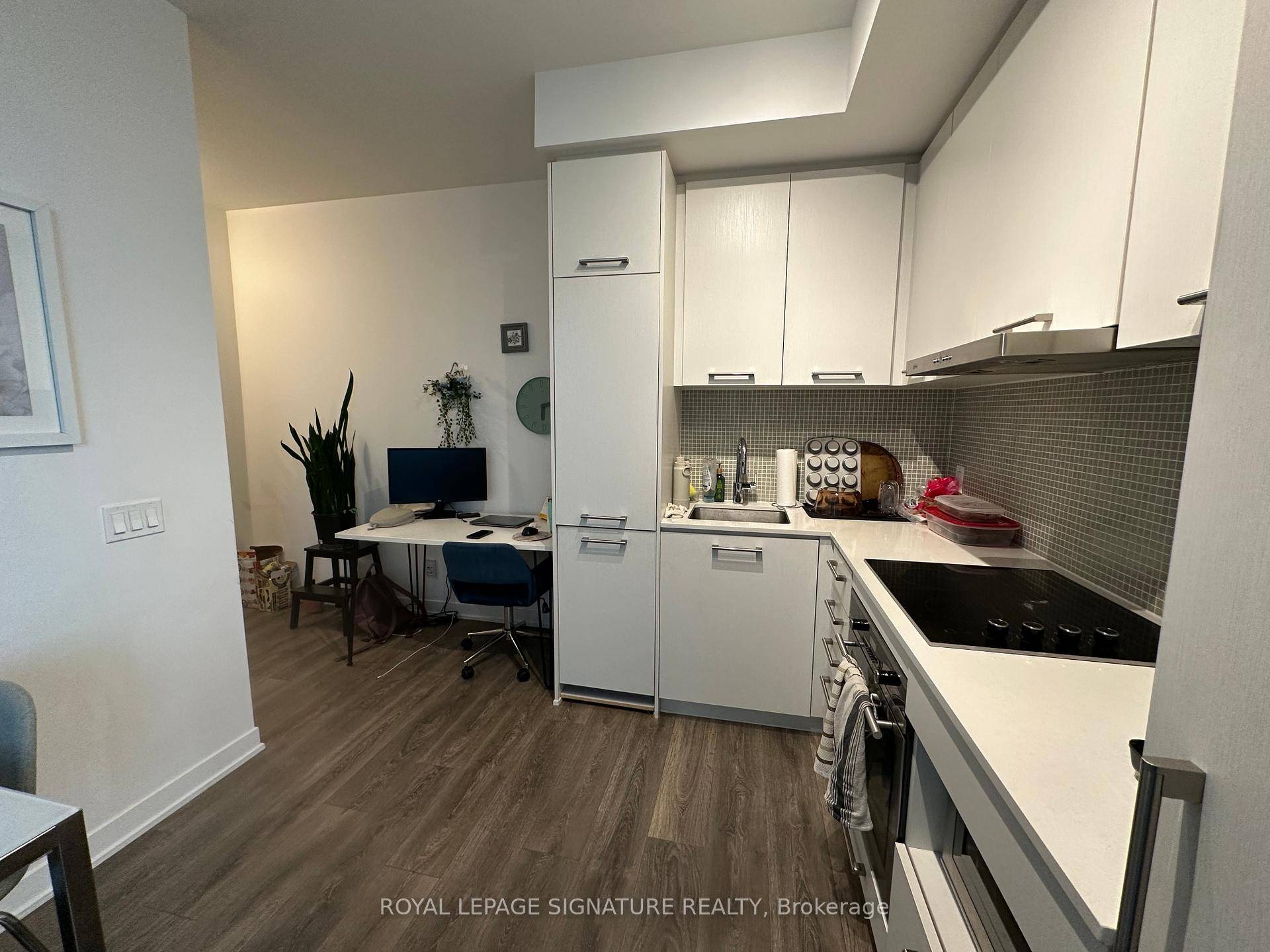 Right In The Heart Of The Entertainment District Peter amp ; Adelaide, Enjoy This Condo Unit For All That It Has To Offer !