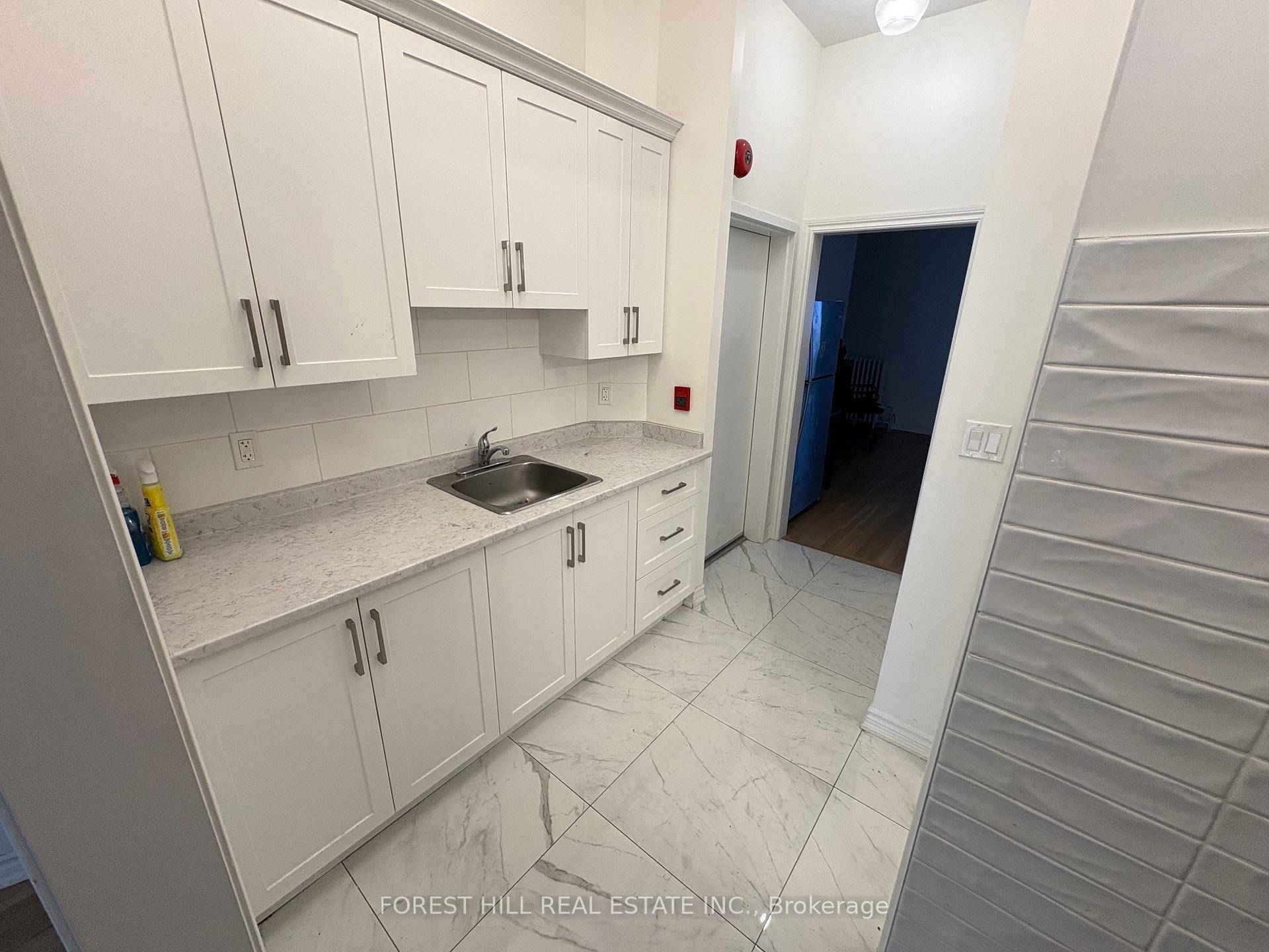 Live in the heart of one of Toronto's most vibrant neighbourhoods !