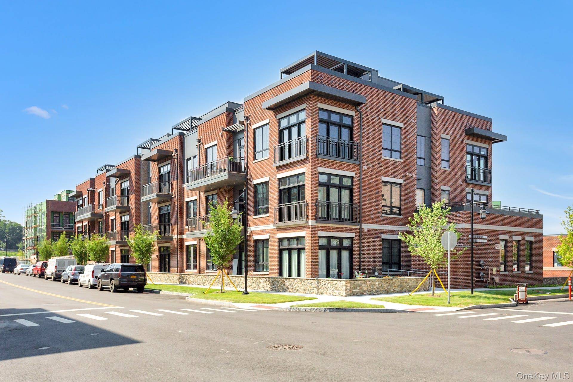 EDGE ON HUDSON in Sleepy Hollow hosts this gorgeous luxury apartment with a contemporary floor plan featuring a stunning custom open concept kitchen with stainless Jen Air appliances, quartz waterfall ...