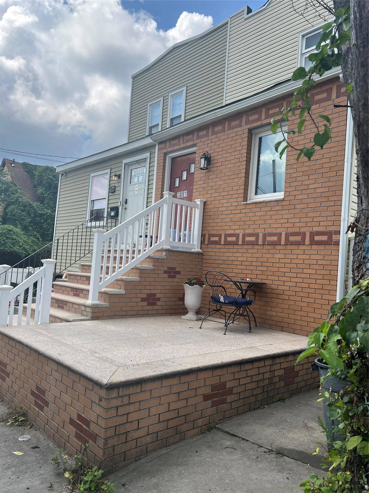1 Family Attached Townhouse with 3 Bedrooms and 1.