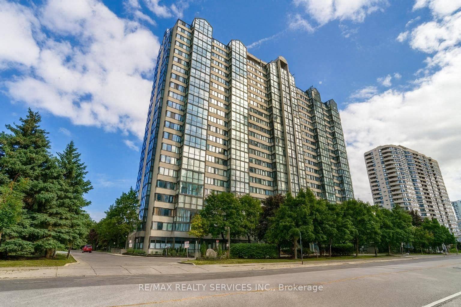 Beautiful and spacious 2 bedroom plus den suite for lease at 350 Webb Drive, perfectly situated in the heart of Mississauga City Centre.