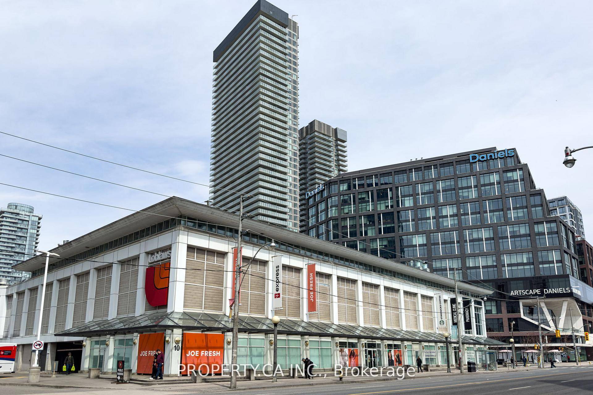 Spacious Modern 2 Bedroom, 2 Bathroom Condo Corner Unit with Oversized Balcony in DowntownWaterfrontWelcome to your new home in the heart of Toronto's vibrant downtown waterfront community !