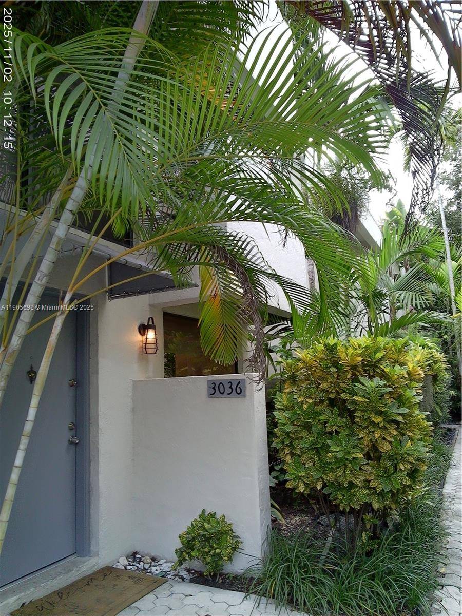 Beautiful townhouse located in the heart of Coconut Grove !