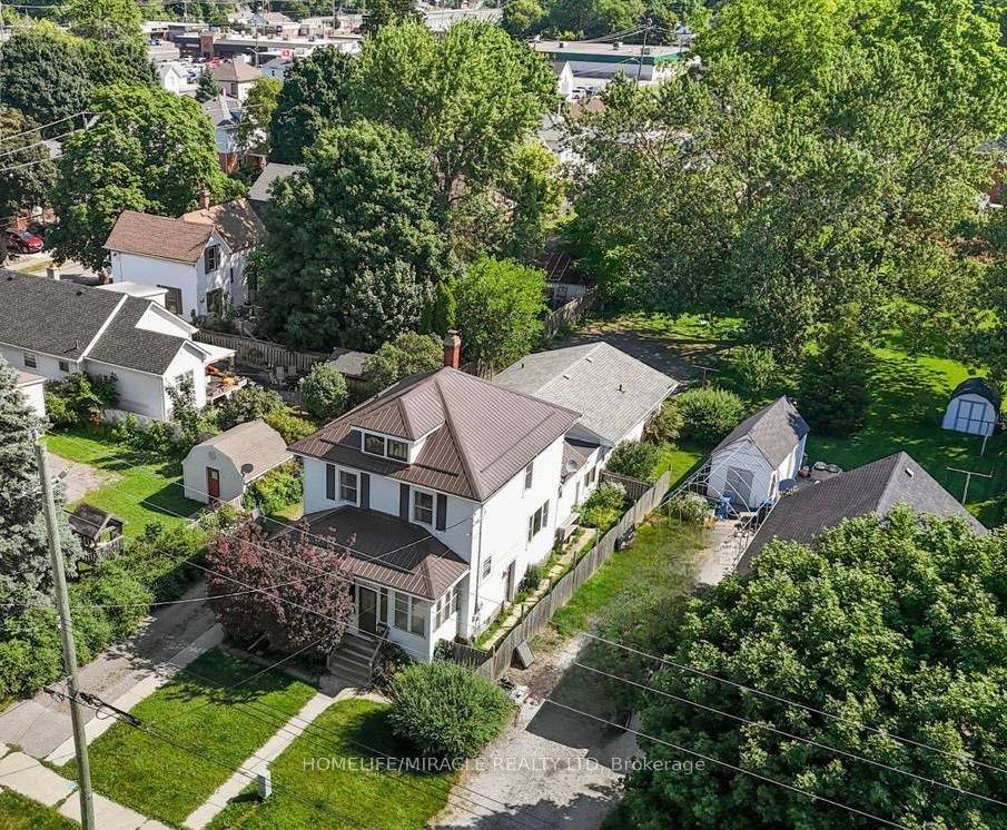 Discover a rare opportunity 2 well maintained homes on a sprawling 50 x 233 lot 207209 Inshes.