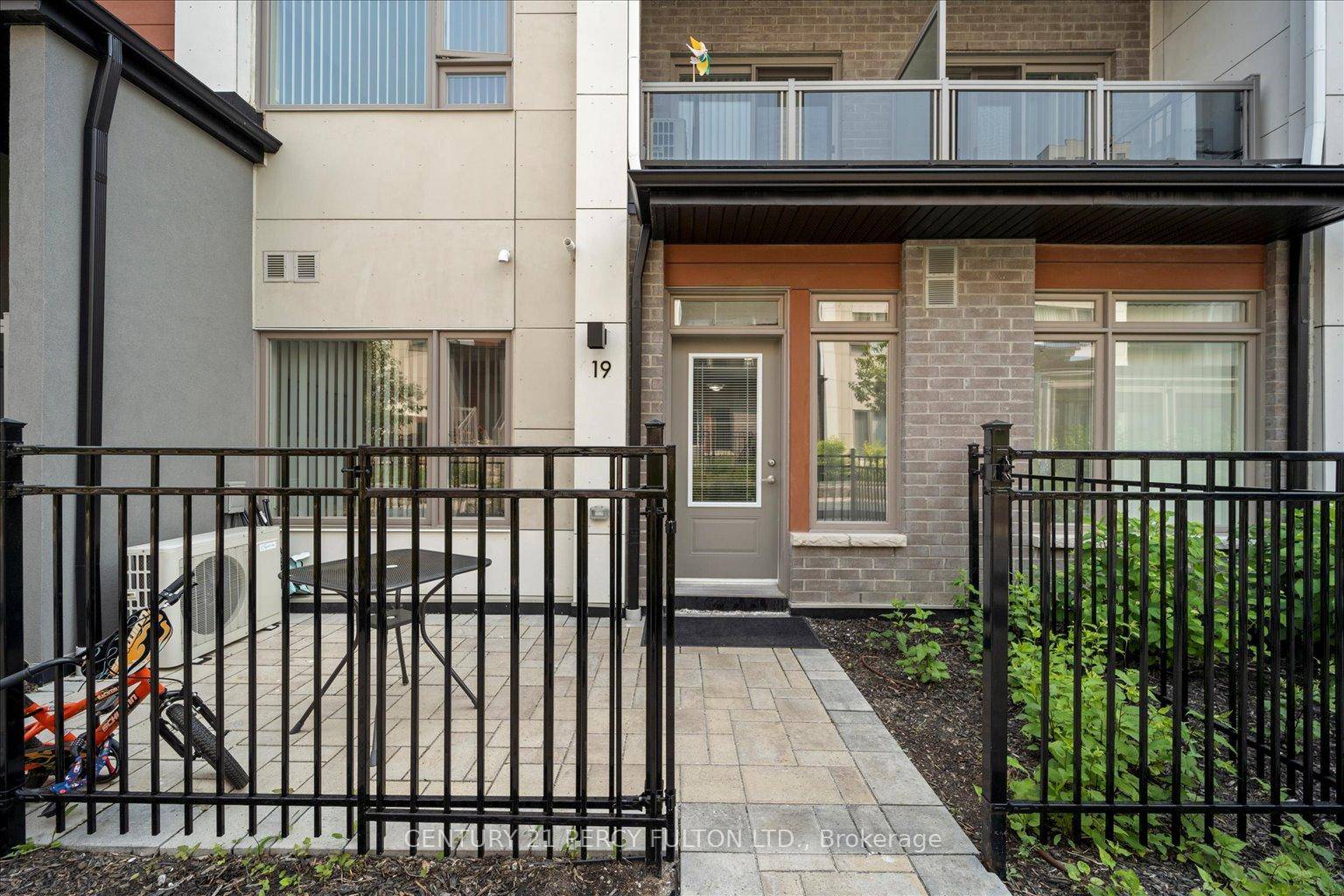 Experience modern living in this 5 year old condo townhouse, in a prime, family friendly Scarborough neighbourhood.