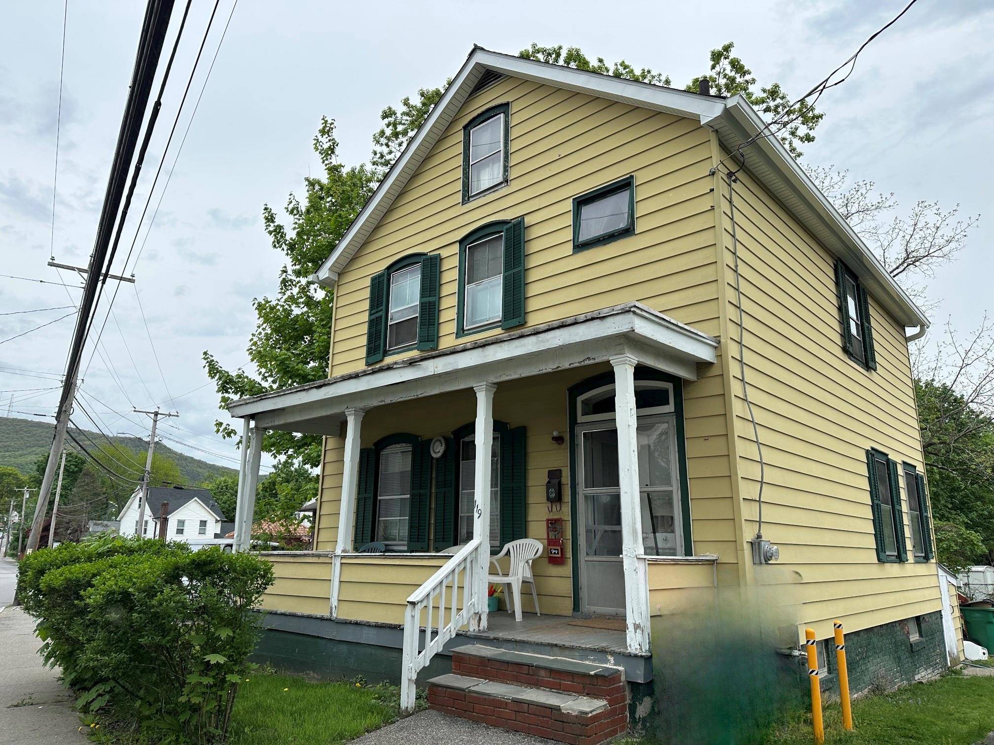 Charming 1900 Traditional Home A Handy Person s Dream !