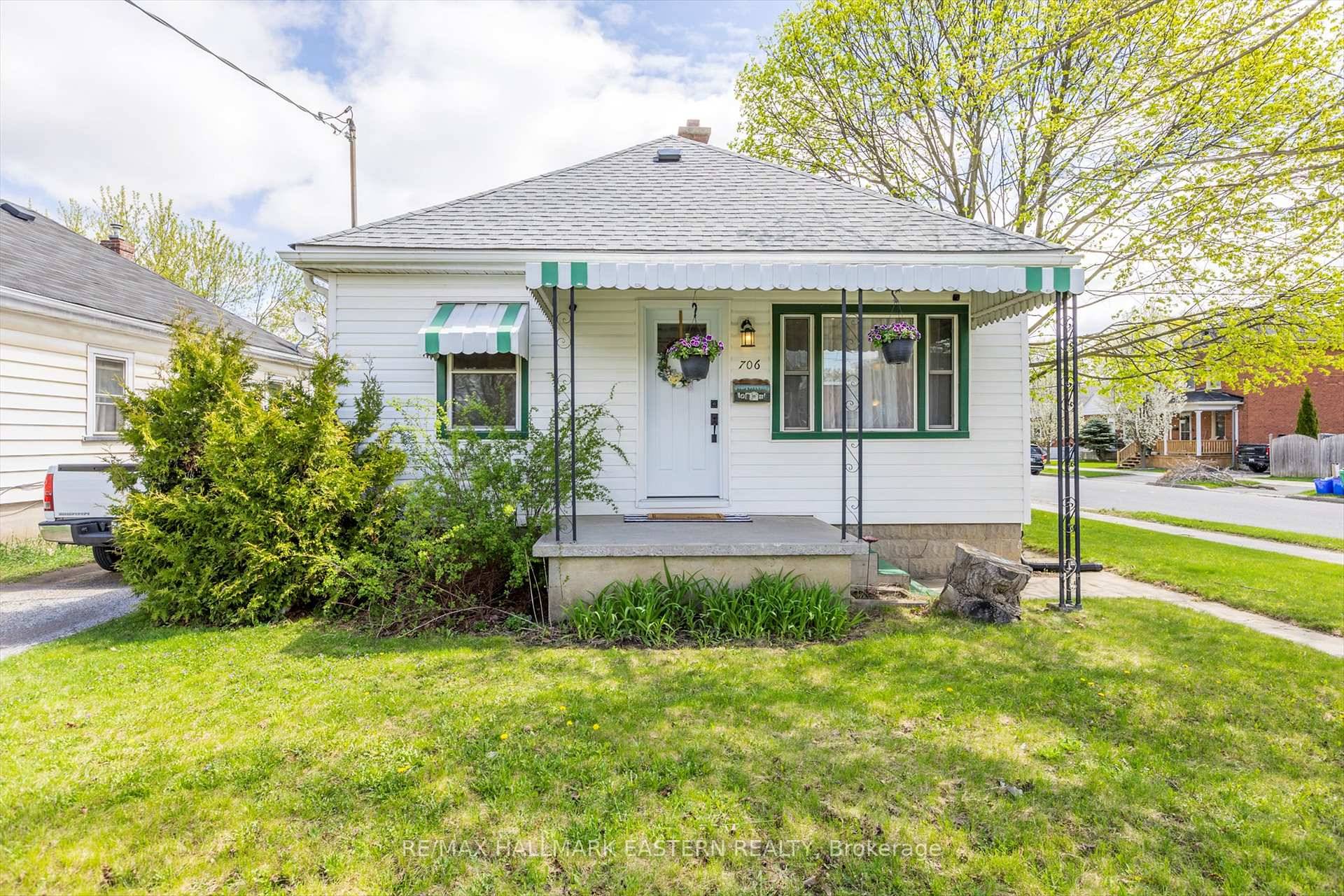 Welcome to this well maintained 2 1 bedroom bungalow located in a convenient south end neighborhood, just minutes from Highway 115 and within walking distance to local schools.