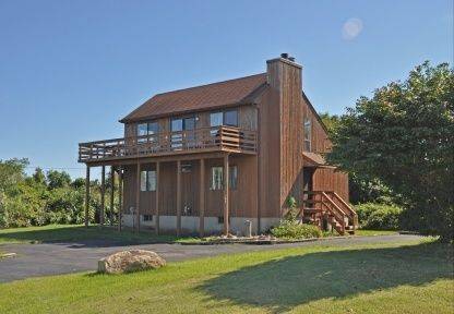 3 Bedroom Montauk Beach House with Lake Views close to town
