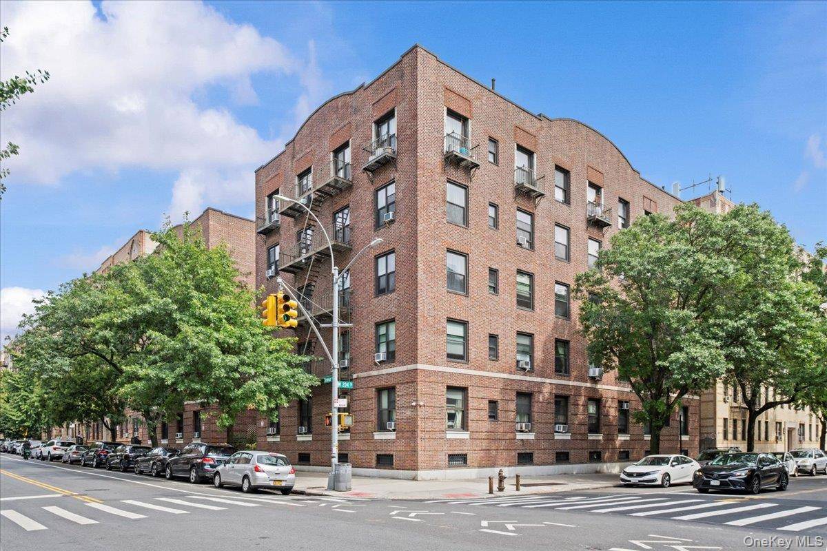 Charming amp ; Spacious 2 Bedroom Sponsor Unit No Board Approval !