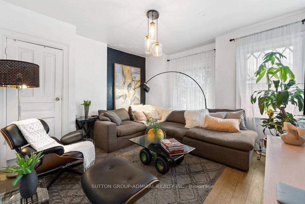 The Trinity Bellwoods townhouse you have been waiting for !