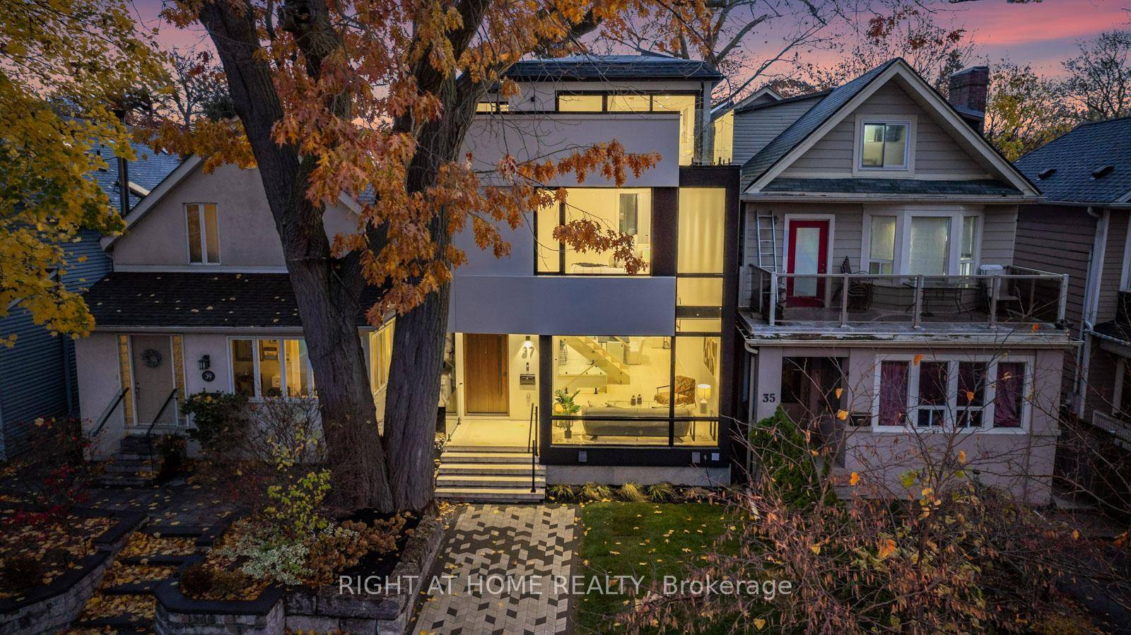 A show stopper ! Stunning house in Toronto's desirable Beaches neighborhood.