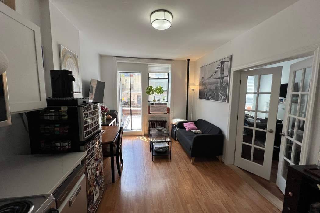 Beautiful south facing one bedroom apartment with SOUTH FACING TERRACE in very well kept Townhouse in best upper west side location, one block to mass transportation, Trader Joe s, and ...