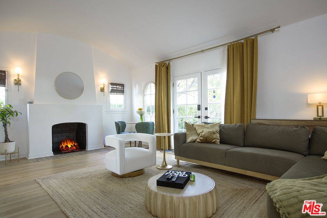 953  N Martel Ave 2BR Hollywood Hills East La