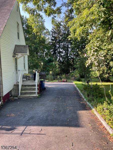 Welcome to this spacious 2 bedroom, 1.