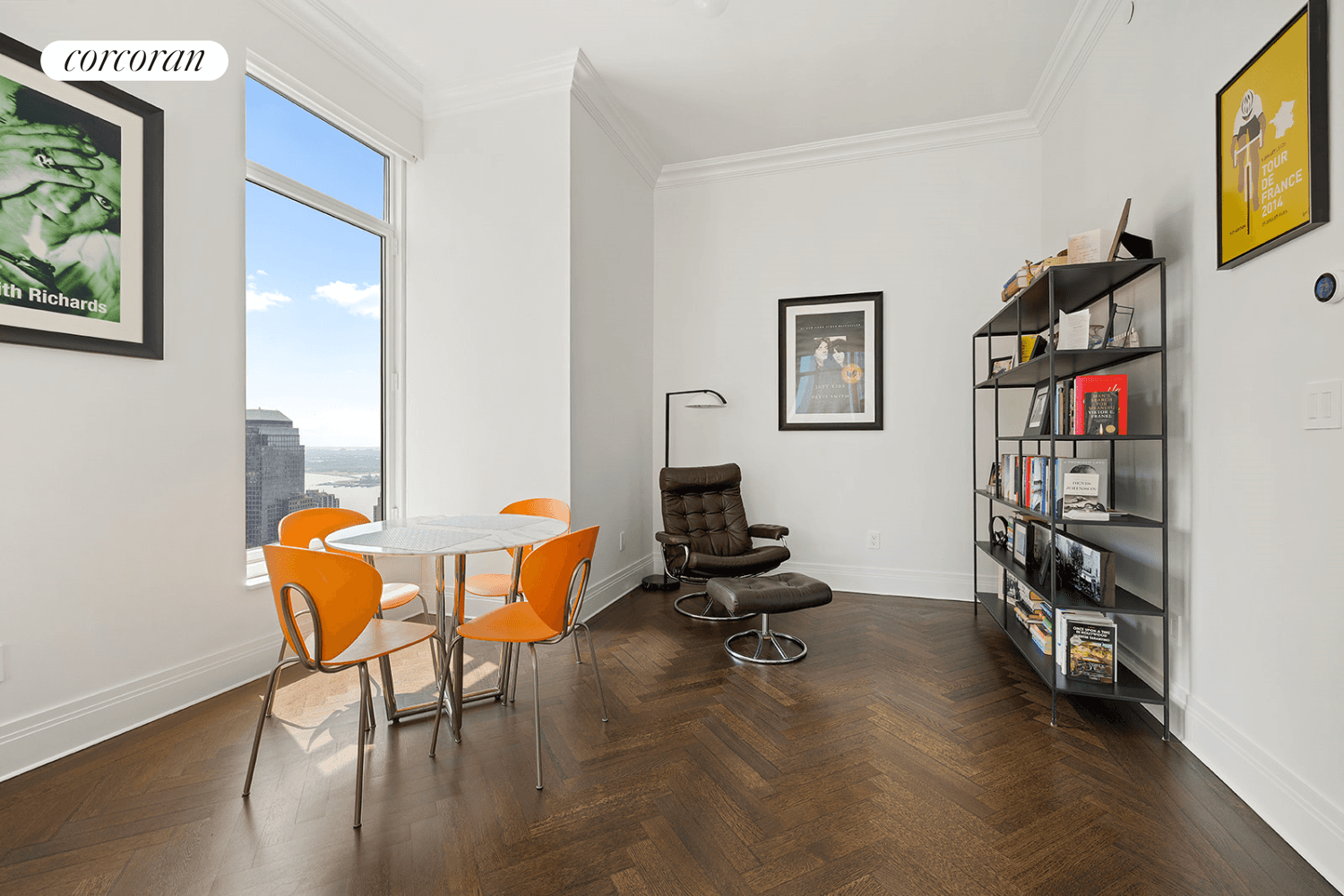 Occupying the southeast corner of this coveted building, Residence 52C is a gorgeous two bedroom home featuring stunning 270 degree city and river views.