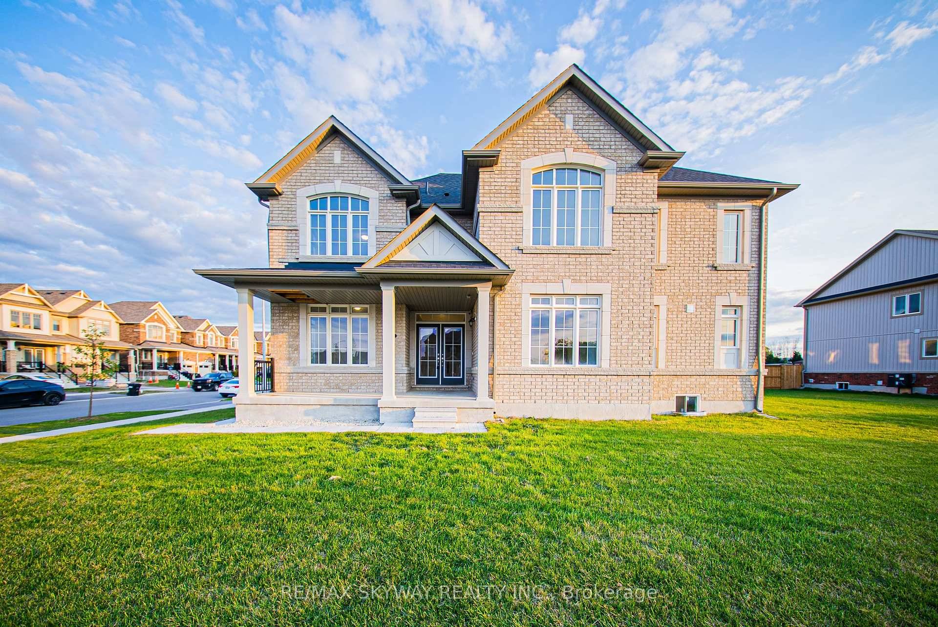 Welcome to 56 Tracey Ln, an elegant and exceptionally spacious family home set on a premiumcorner lot in one of Collingwoods most prestigious neighborhoods.