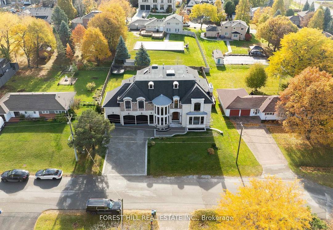 Stunning Executive Home On A 100 Feet Wide Lot.