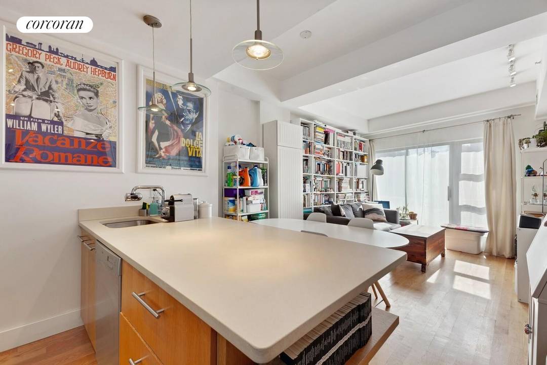 Pristine Top Floor 1 Bedroom with Washer amp ; Dryer and Balcony !