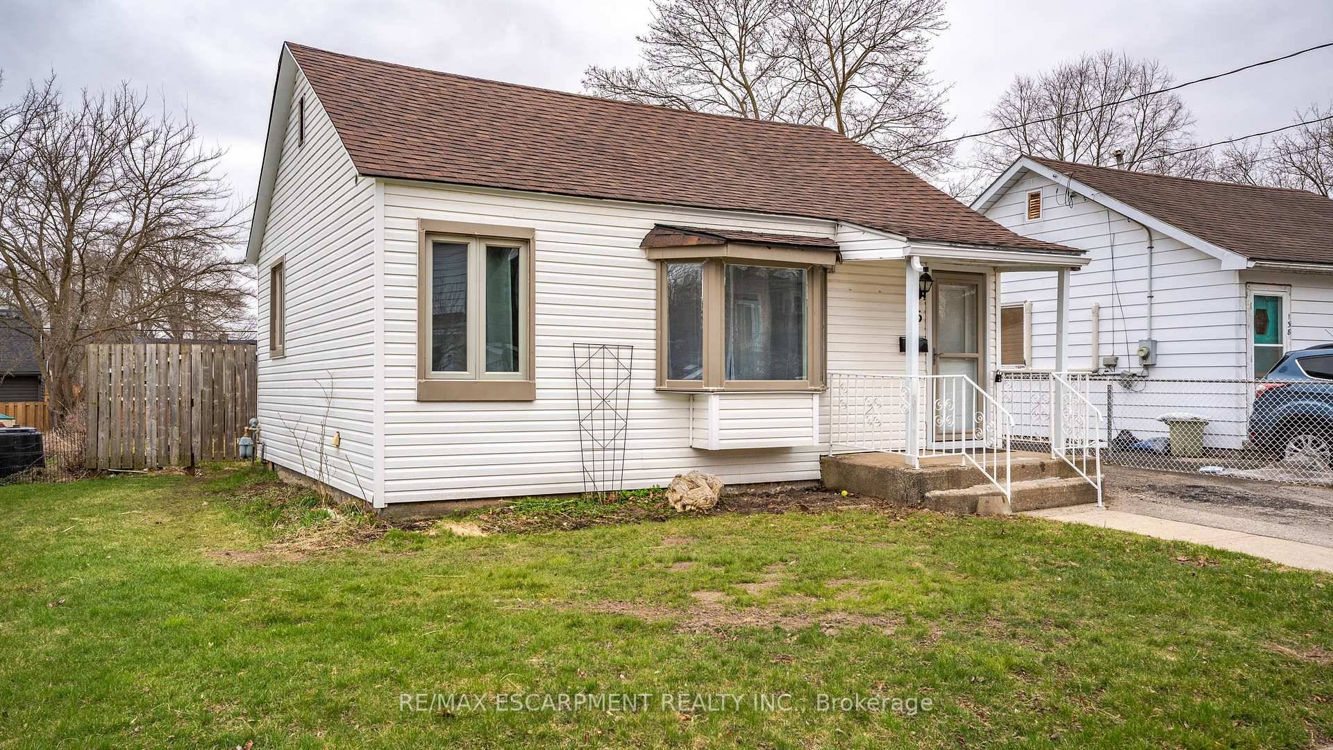 Welcome to this bright and charming 2 bedroom, 1 bathroom home, perfectly situated in one of Brantfords most desirable affordable neighbourhoods.