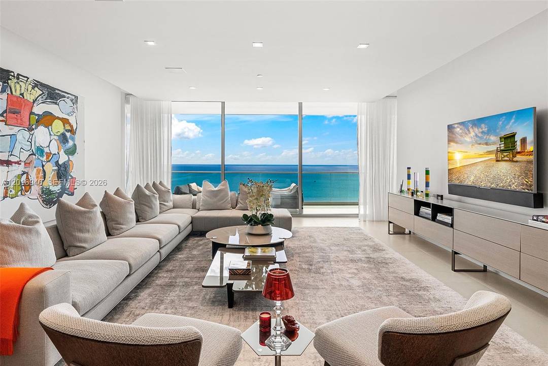 Beautifully appointed and elegantly modern, this spacious 2 bed den split floor plan is ideal for families and for entertaining.